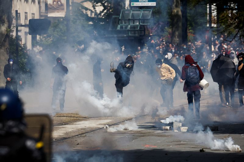 &copy; Reuters. متظاهرون يشتبكون مع الشرطة الفرنسية التي أطلقت الغاز المسيل للدموع خلال مسيرات في عيد العمال في نانت بفرنسا يوم الاثنين. تصوير: ستيفان ماه - 