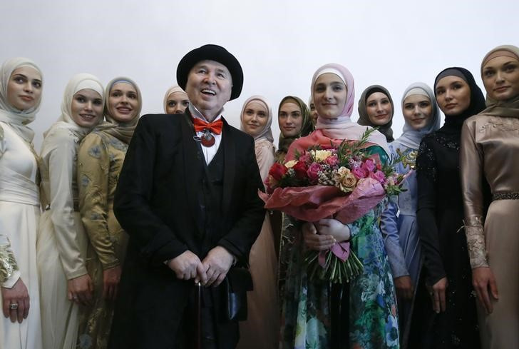 &copy; Reuters. Imagen de archivo del diseñador Slava Zaitsev junto a varias modelos en durante la Semana de la Moda de Moscú, Rusia. 17 marzo 2017. REUTERS/Sergei Karpukhin