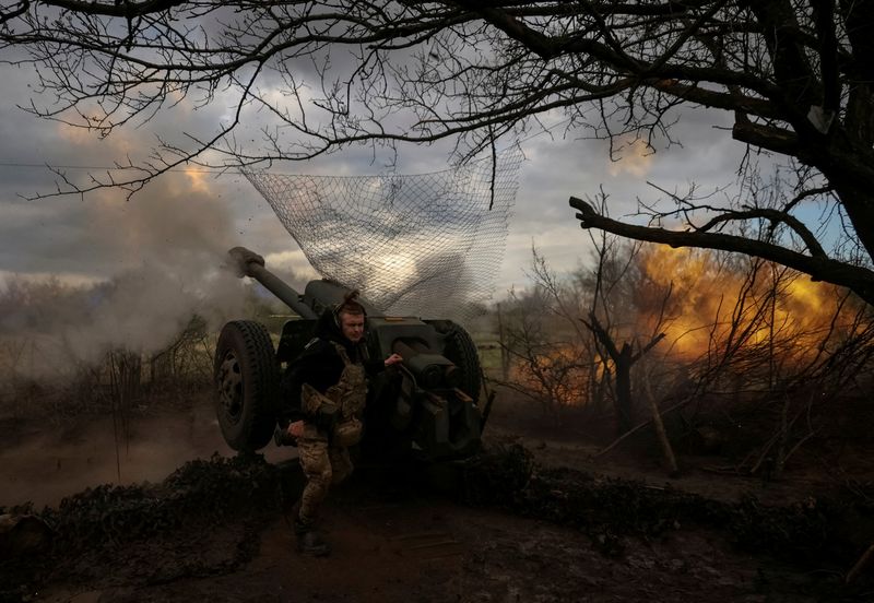 &copy; Reuters. Soldados ucranianos disparam em linha de frente perto da cidade de Bakhmut
23/04/2023
REUTERS/Sofiia Gatilova