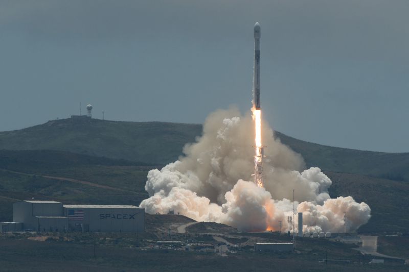 &copy; Reuters. FILE PHOTO: A SpaceX Falcon 9 rocket lifts off carrying the NASA/German Research Centre for Geosciences GRACE Follow-On spacecraft from Space Launch Complex 4E at Vandenberg Air Force Base, California, U.S., May 22, 2018.     NASA/Bill Ingalls/Handout via