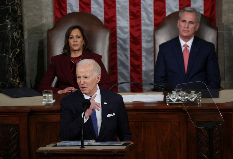 &copy; Reuters. FILE PHOTO: U.S. President Joe Biden delivers his State of the Union address as Vice President Kamala Harris and Speaker of the House Kevin McCarthy listen during a joint session of Congress in the House Chamber at the U.S. Capitol in Washington, U.S., Fe