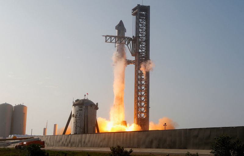 © Reuters. SpaceX's next-generation Starship spacecraft atop its powerful Super Heavy rocket lifts off from the company's Boca Chica launchpad on an uncrewed test flight before exploding, near Brownsville, Texas, U.S. April 20, 2023.  REUTERS/Joe Skipper