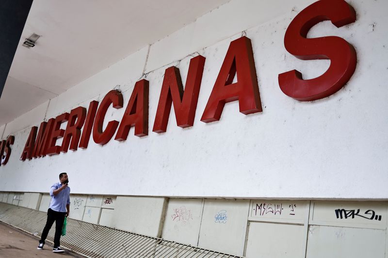 &copy; Reuters. Homem passa em frente às Lojas Americanas em Brasília
12/02/2023 
REUTERS/Ueslei Marcelino