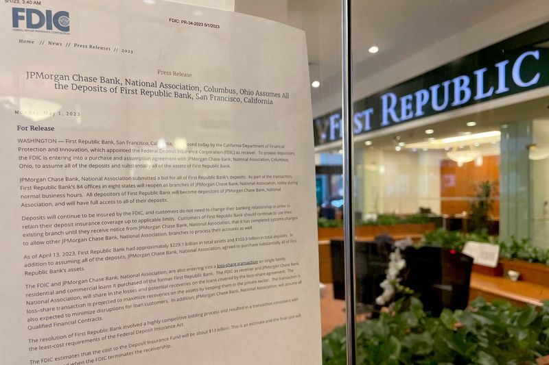 &copy; Reuters. A news release from the Federal Deposit Insurance Corporation (FDIC) is posted on the window of a branch of First Republic Bank, after Jamie Dimon's JPMorgan Chase & Co emerged as the winner of a weekend auction of First Republic Bank, in San Franciso, Ca