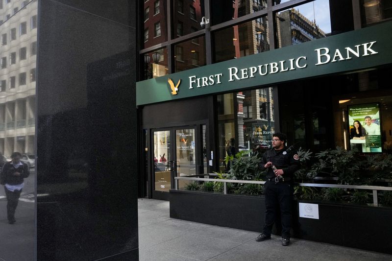&copy; Reuters. FILE PHOTO: A security guard stands outside a First Republic Bank branch in San Francisco, California, U.S. April 28, 2023. REUTERS/Loren Elliott/File Photo