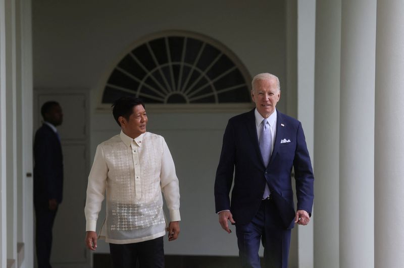 &copy; Reuters.  U.S. President Joe Biden and Philippine President Ferdinand Marcos Jr. walk up the West Wing colonnade on their way to the Oval Office at the White House in Washington, U.S., May 1, 2023. REUTERS/Leah Millis/Pool