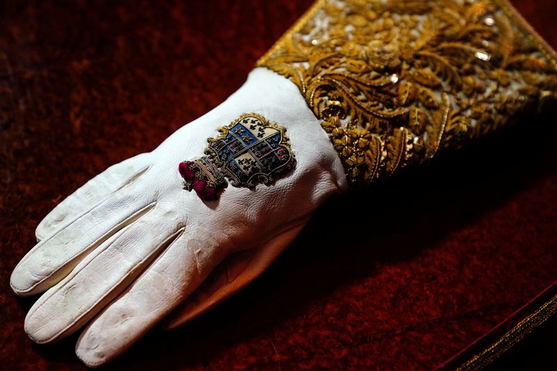 © Reuters. A view of the Coronation Gauntlet glove, which forms part of the Coronation Vestments and will be worn by Britain's King Charles during his coronation at Westminster Abbey, displayed in the Throne Room at Buckingham Palace, London, Britain April 26, 2023. Victoria Jones/Pool via REUTERS