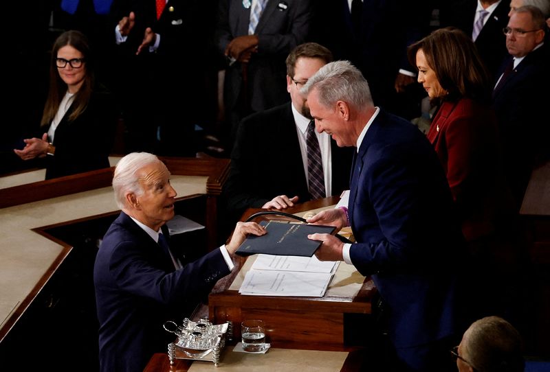 &copy; Reuters. FILE PHOTO: U.S. President Joe Biden hands a copy of the speech to U.S. Speaker of the House Kevin McCarthy (R-CA) prior to delivering State of the Union address his State of the Union address at the U.S. Capitol in Washington, U.S., February 7, 2023. REU