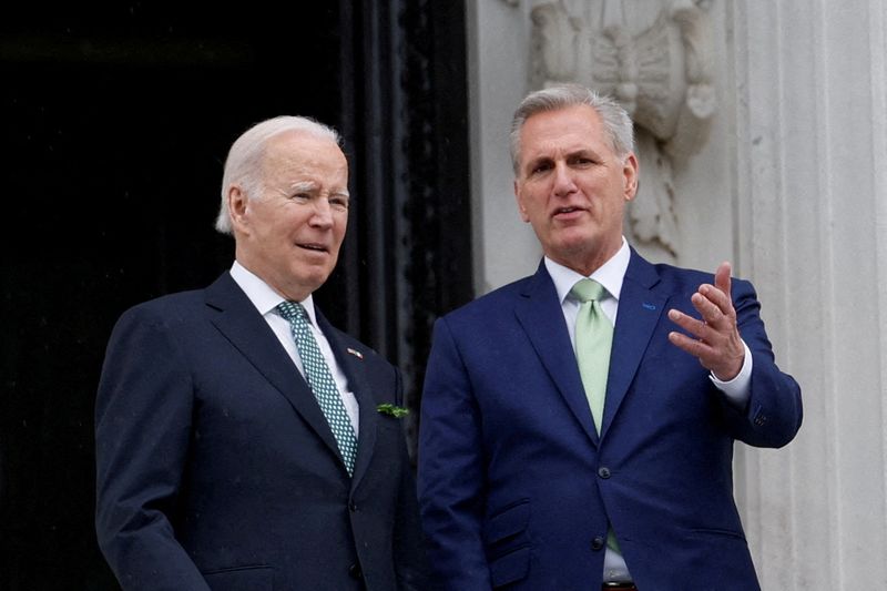 © Reuters. FILE PHOTO: U.S. President Joe Biden talks with House Speaker Kevin McCarthy (R-CA) as they depart following the annual Friends of Ireland luncheon at the U.S. Capitol in Washington, U.S., March 17, 2023. REUTERS/Evelyn Hockstein/File Photo