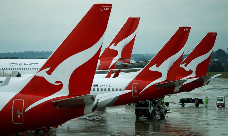 © Reuters. FILE PHOTO: Qantas aircraft are seen on the tarmac at Melbourne International Airport in Melbourne, Australia, Nov. 6, 2018. REUTERS/Phil Noble