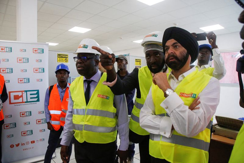 &copy; Reuters. FILE PHOTO: U.S. nominee to head World Bank, Ajay Banga stands with officials during his visit at the headquarters of Ivorian electricity company of Yopougon in Abidjan, Ivory Coast March 7, 2023. REUTERS/Luc Gnago