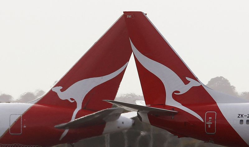 &copy; Reuters. FILE PHOTO: Two Qantas passenger jets cross each other at Kingsford Smith International airport in Sydney June 27, 2013. REUTERS/Daniel Munoz/File Photo