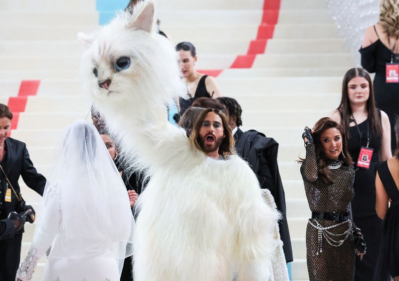 &copy; Reuters. Jared Leto, dressed as Karl Lagerfeld's cat Choupette, poses at the Met Gala, an annual fundraising gala held for the benefit of the Metropolitan Museum of Art's Costume Institute with this year's theme "Karl Lagerfeld: A Line of Beauty", in New York City