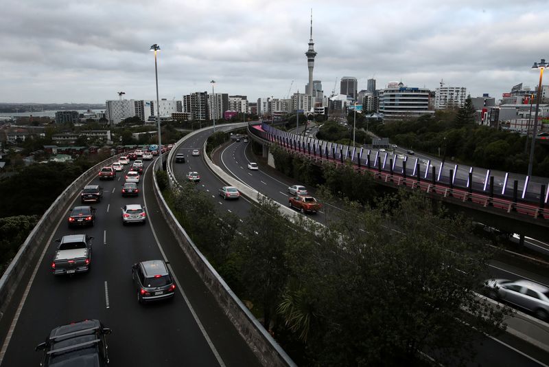 &copy; Reuters. 　ニュージーランド政府は２日、環境に配慮した車の販売をさらに推進する目的で現在のキャッシュバック制度を変更し、二酸化炭素（ＣＯ２）排出量の少ない電気自動車（ＥＶ）の購入者