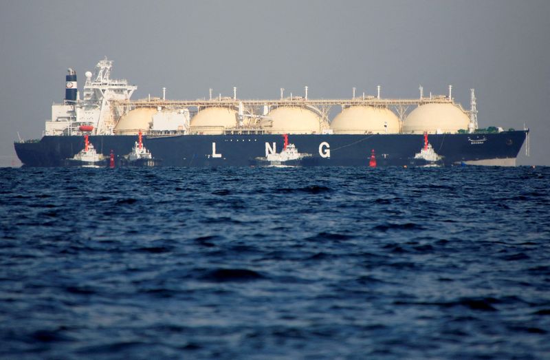 &copy; Reuters. FILE PHOTO: A liquefied natural gas (LNG) tanker is tugged towards a thermal power station in Futtsu, east of Tokyo, Japan November 13, 2017. REUTERS/Issei Kato/File Photo