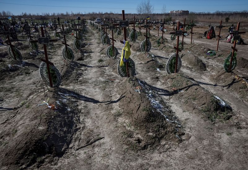 &copy; Reuters. Des tombes de personnes non identifiées tuées par des soldats russes dans la ville de Bucha, à l'extérieur de Kiev. /Photo prise le 30 mars 2023 à Kiev, en Ukraine/REUTERS/Gleb Garanich