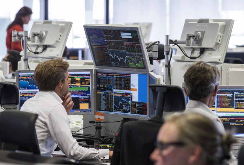&copy; Reuters. Les traders de la banque ING à Bruxelles. /Photo prise le 25 août 2015 à Bruxelles, en Belgique/REUTERS/Yves Herman