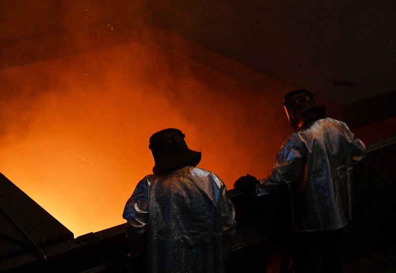 &copy; Reuters. FILE PHOTO: Employees work in a shop at Magnitogorsk Iron and Steel Works (MMK) in the city of Magnitogorsk, Russia October 20, 2022. REUTERS/Alexander Manzyuk