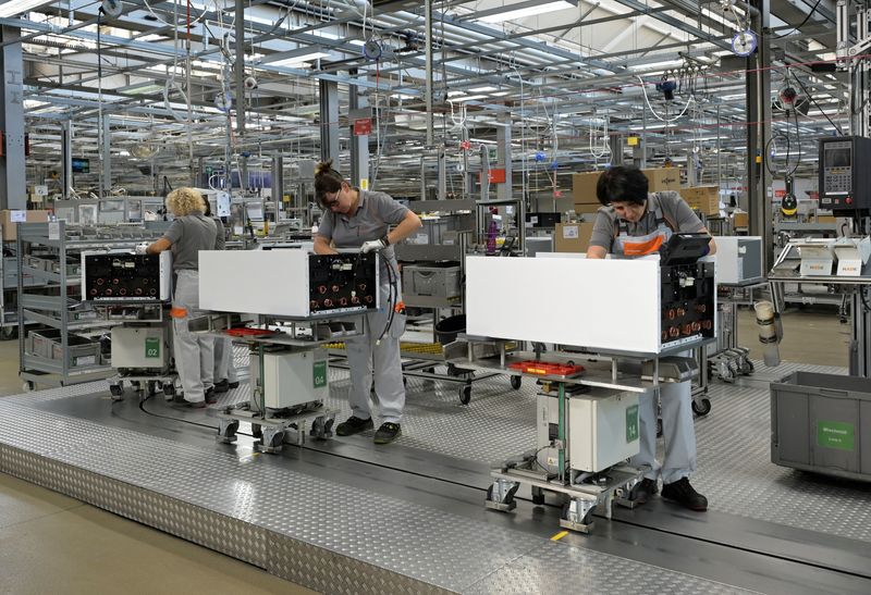 &copy; Reuters. FILE PHOTO: A view of heating pumps in a production line at the plant of German gas heating manufacturer Viessmann in Allendorf, Germany, August 9, 2022. REUTERS/Fabian Bimmer/File Photo