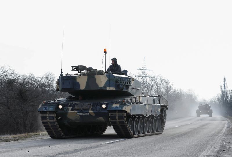 &copy; Reuters. FILE PHOTO: Leopard 2A4 tanks arrive to a military training near Tata, Hungary, February 6, 2023. REUTERS/Bernadett Szabo