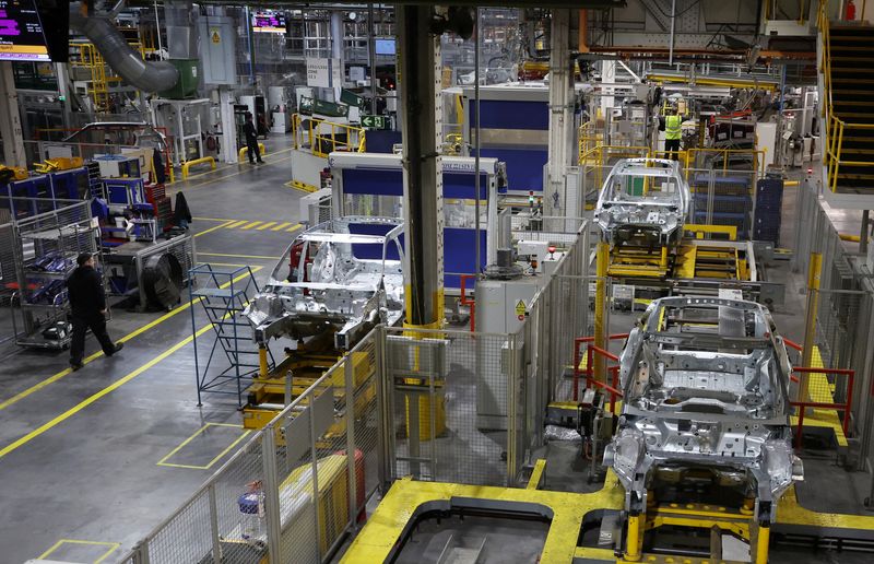 &copy; Reuters. FILE PHOTO: Staff members work on the production line at Jaguar Land Rover's Halewood factory in Liverpool, Britain, December 6, 2022. REUTERS/Phil Noble