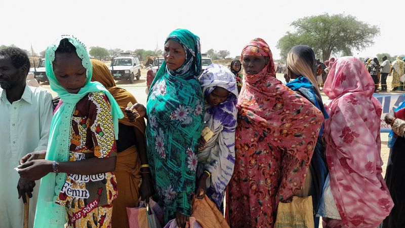 © Reuters. لاجئون سودانيون يصطفون لتلقي مواد غذائية تكميلية من برنامج الأغذية العالمي بالقرب من الحدود بين السودان وتشاد في كفرون بتشاد يوم 28 أبريل نيسان 2023. تصوير: محمد رمضان - رويترز.
