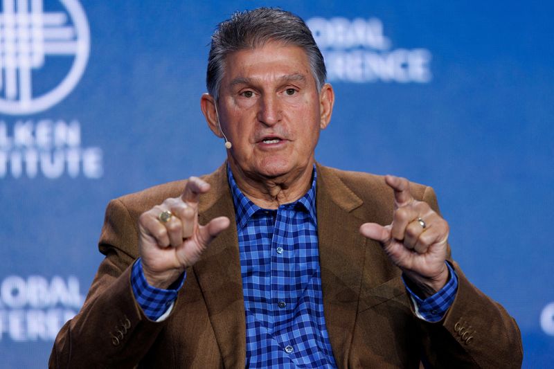 &copy; Reuters. FILE PHOTO: U.S. Senator Joe Manchin (D-WV) speaks at the 2023 Milken Institute Global Conference in Beverly Hills, California, U.S., May 1, 2023. REUTERS/Mike Blake/File Photo