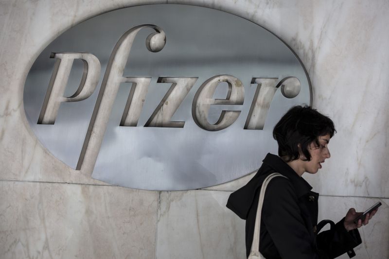 &copy; Reuters. FILE PHOTO: The Pfizer logo is pictured at their building in the Manhattan borough of New York October 29, 2015. REUTERS/Carlo Allegri/File Photo