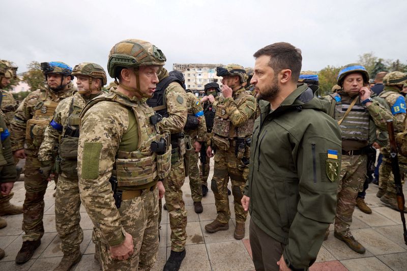 &copy; Reuters. FILE PHOTO: Ukraine's President Volodymyr Zelenskiy speaks with Colonel-General Oleksandr Syrskyi, Commander of the Ground Forces, in the town of Izium, amid Russia's attack on Ukraine, in Kharkiv region,Ukraine September 14, 2022.  Ukrainian Presidential