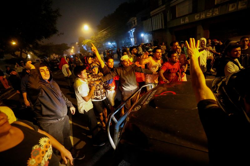 &copy; Reuters. Apoiadores do candidato presidencial Paraguayo Cubas tentam parar carro do lado de fora da sede da corte eleitoral do Paraguai, em Assunção
01/05/2023 REUTERS/Cesar Olmedo