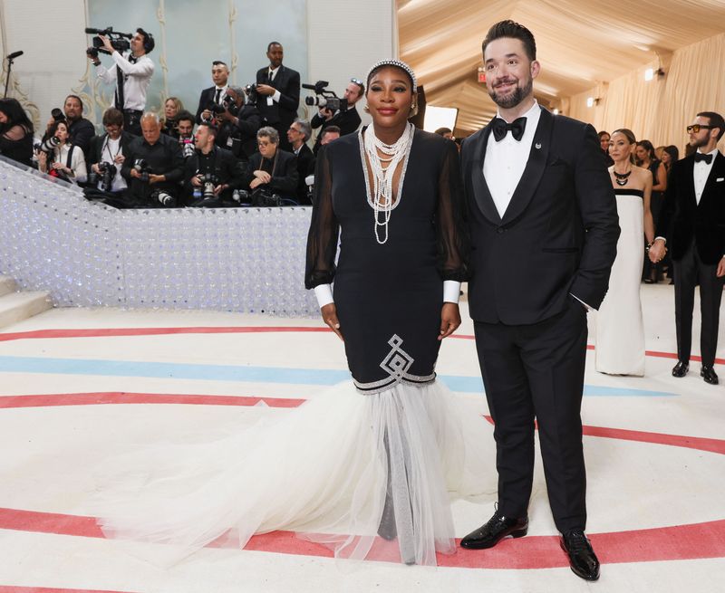 &copy; Reuters. Serena Williams posa para foto ao lado do marido Alexis Ohanian durante o Met Gala, em Nova York
01/05/2023 REUTERS/Andrew Kelly