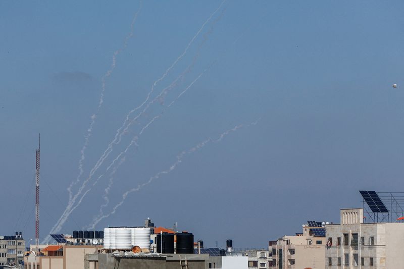 &copy; Reuters. إطلاق صورايخ من غزة باتجاه إسرائيل يوم الثلاثاء. تصوير: محمد سالم - رويترز.