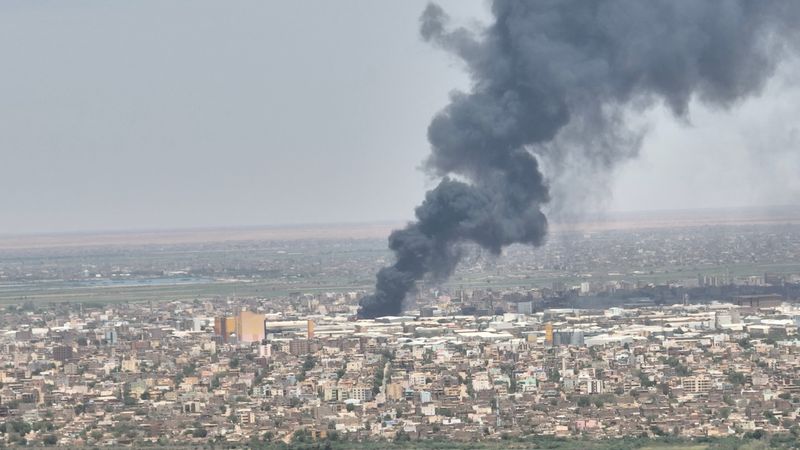 &copy; Reuters. صورة من طائرة مسيرة لسحب الدخان الأسود تتصاعد في سماء منطقة بحري في الخرطوم يوم الاثنين. صورة لرويترز مأخوذة من مقطع مصور من أم درمان. 

