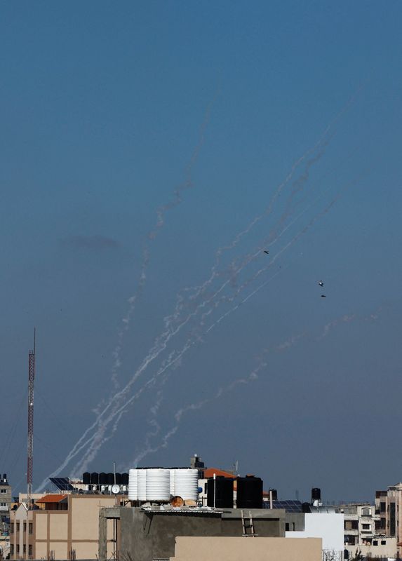 © Reuters. إطلاق صواريخ من غزة على إسرائيل يوم الثلاثاء.  تصوير: محمد سالم - رويترز. 
