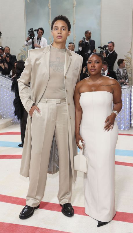 &copy; Reuters. Brittney Griner e Cherelle Griner posam para foto no tapete vermelho do Met Gala, em Nova York
01/05/2023 REUTERS/Andrew Kelly