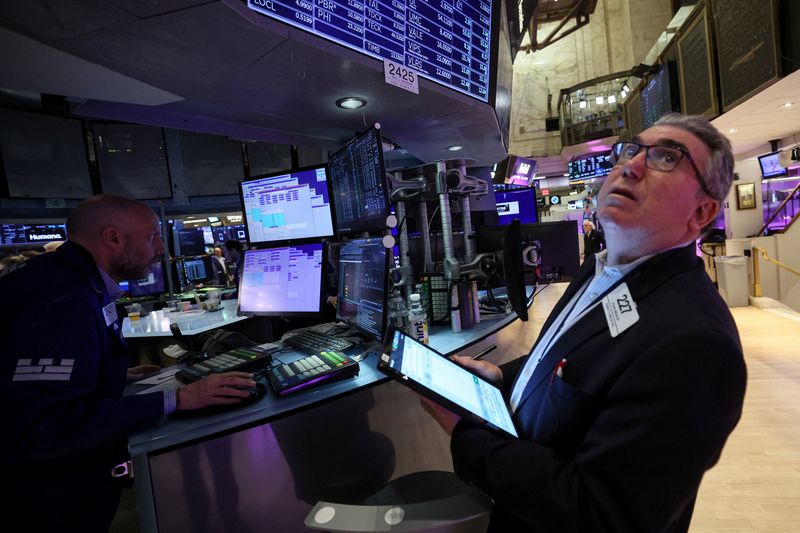 © Reuters. FILE PHOTO: Traders work on the floor of the New York Stock Exchange (NYSE) in New York City, U.S., April 14, 2023.  REUTERS/Brendan McDermid