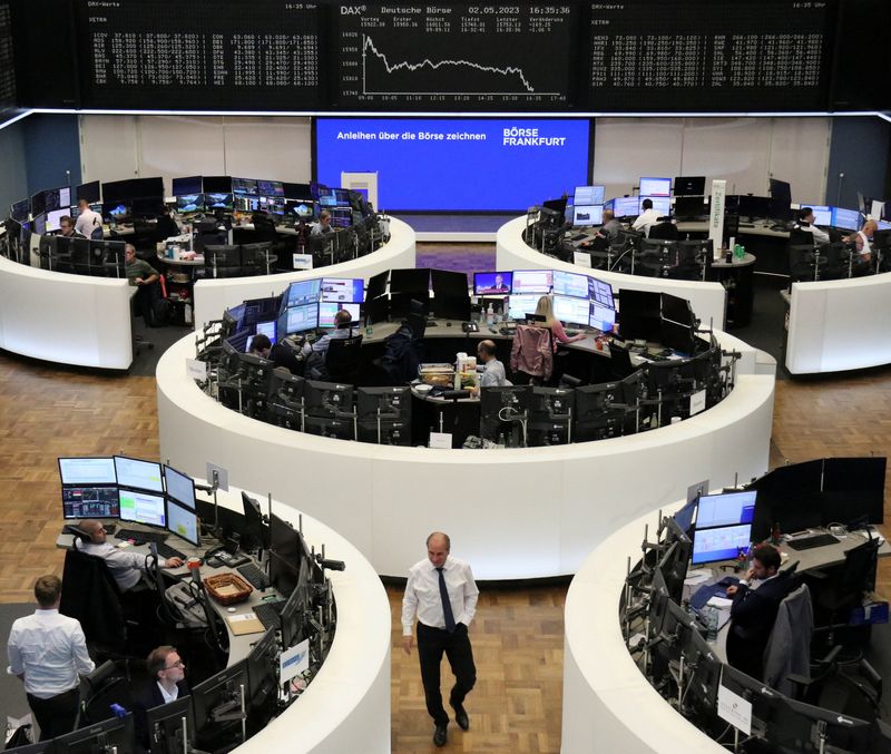 &copy; Reuters. شاشة تعرض بيانات الأسهم الألمانية في بورصة فرانكفورت يوم الثلاثاء. تصوير رويترز.