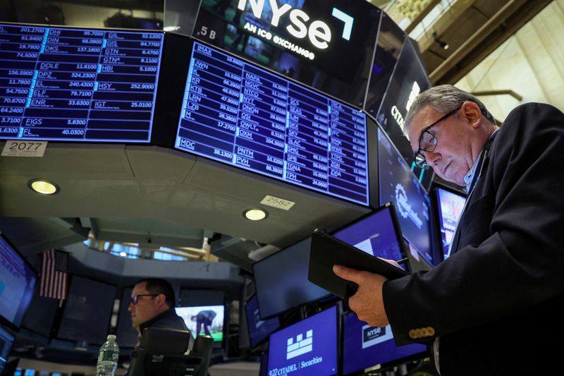 &copy; Reuters. FOTO DE ARCHIVO. Operadores trabajan en el piso de la Bolsa de Valores de Nueva York (NYSE) en la ciudad de Nueva York, EEUU, el 29 de marzo de 2023. REUTERS/Brendan McDermid
