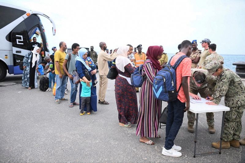 &copy; Reuters. مواطنون أمريكيون لدى إجلائهم من ميناء في بورتسودان في السودان يوم 30 أبريل نيسان 2023. صورة لرويترز. يحظر إعادة بيع أو الاحتفاظ بالصورة في الأر