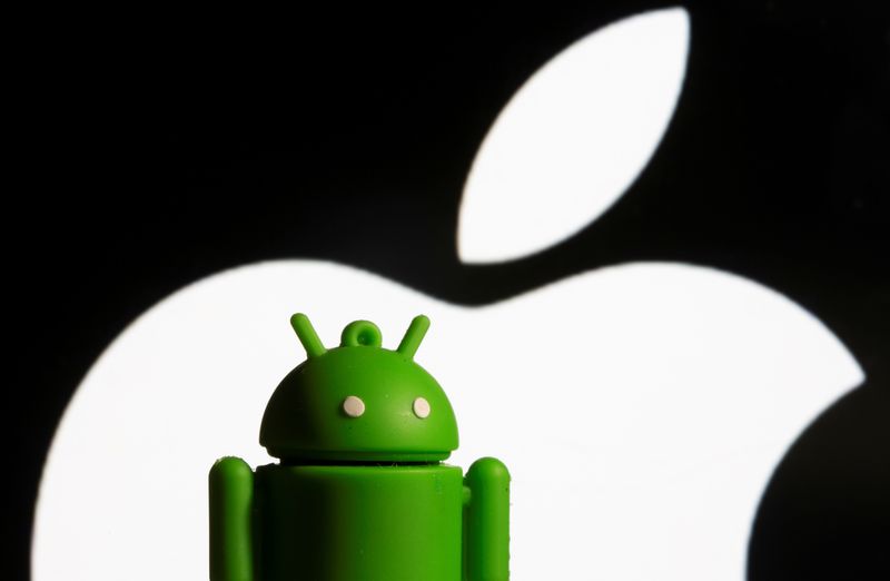 © Reuters. Mascote Android na frente do logotipo da Apple
03/11/2021
 REUTERS/Dado Ruvic