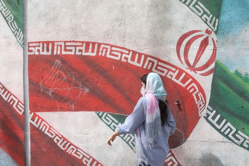 &copy; Reuters. امرأة إيرانية تمشي في أحد شوارع طهران بإيران يوم التاسع من أبريل نيسان 2023. صورة لرويترز من وكالة أنباء غرب آسيا. 