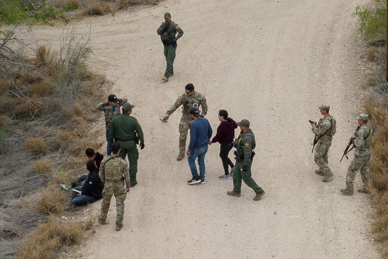 &copy; Reuters. 米政権は米・メキシコ国境の警備支援に向け、一時的に１５００人の追加部隊を派遣すると、政府当局者が２日、ロイターに明らかにした。１１日に新型コロナウイルス抑制策として施行さ