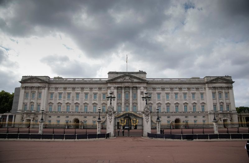 Grande-Bretagne: Un homme arrêté devant le palais de Buckingham