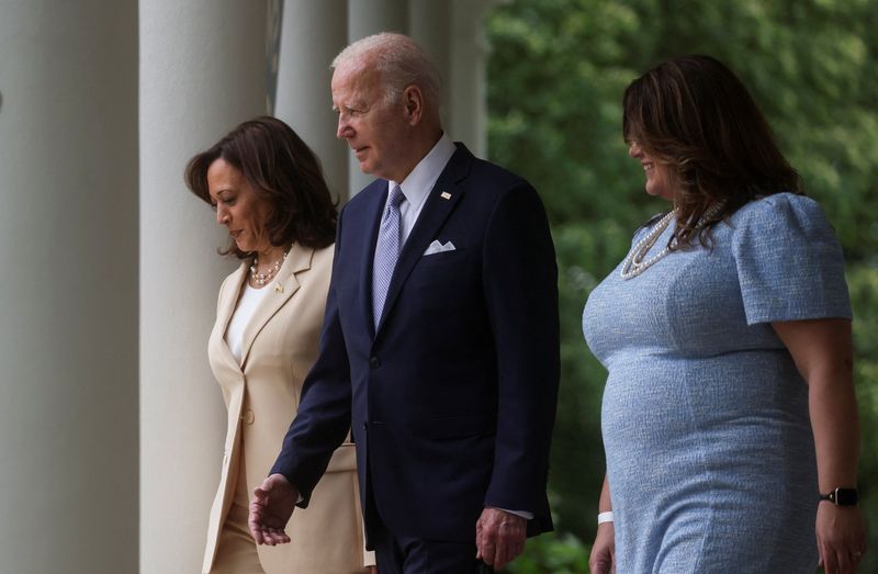 &copy; Reuters. Presidente dos EUA, Joe Biden, ao lado da vice, Kamala Harris, e da presidente da Bright Futures Learning Services, Jill Scarbro
01/05/2023
REUTERS/Leah Millis