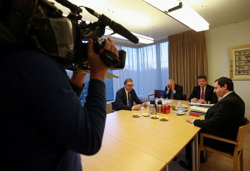 &copy; Reuters. Presidente sérvio Aleksandar Vucic, primeiro-ministro kosovar Albin Kurti, chefe de política externa da União Europeia, Josep Borrell, e representante especial da União Europeia para a Europa, Miroslav Lajcak
27/02/2023
REUTERS/Johanna Geron