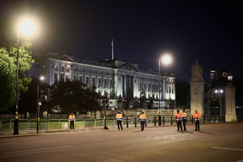 &copy; Reuters. Forças de segurança montam guarda depois de polícia britânica prender homem do lado de fora do Palácio de Buckingham
02/05/2023
REUTERS/Henry Nicholls