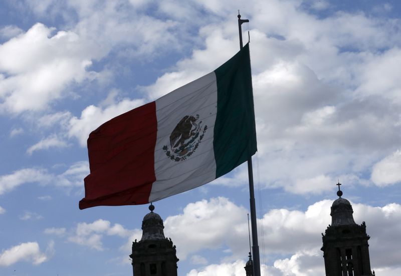 &copy; Reuters. FILE PHOTO: Mexico's flag flutters next to the Metropolitan Cathedral at Zocalo Square in Mexico City, Mexico August 26, 2015. REUTERS/Henry Romero