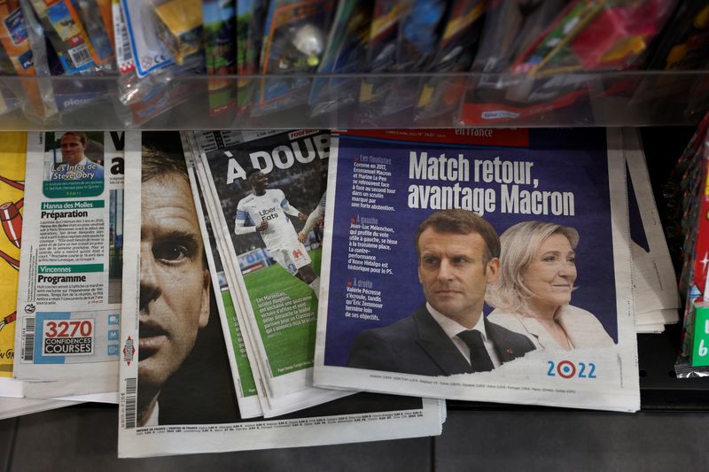 &copy; Reuters. Des journaux dans un kiosque le lendemain du premier tour de l'éléction présidentielle 2022. /Photo prise le 11 avril 2022/REUTERS/Benoit Tessier