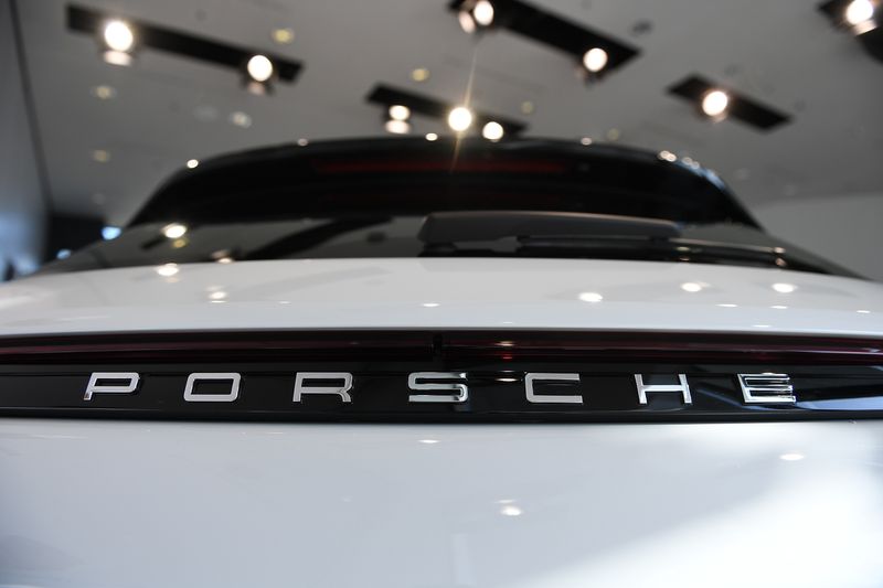 &copy; Reuters. FILE PHOTO: The logo of German carmaker Porsche AG is seen before the company's annual news conference in Stuttgart, Germany, March 17, 2017.   REUTERS/Lukas Barth