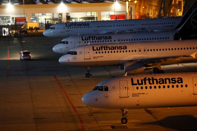 &copy; Reuters. Des avions de Lufthansa à l'aéroport de Francfort, en Allemagne. /Photo prise le 27 mars 2023/REUTERS/Kai Pfaffenbach